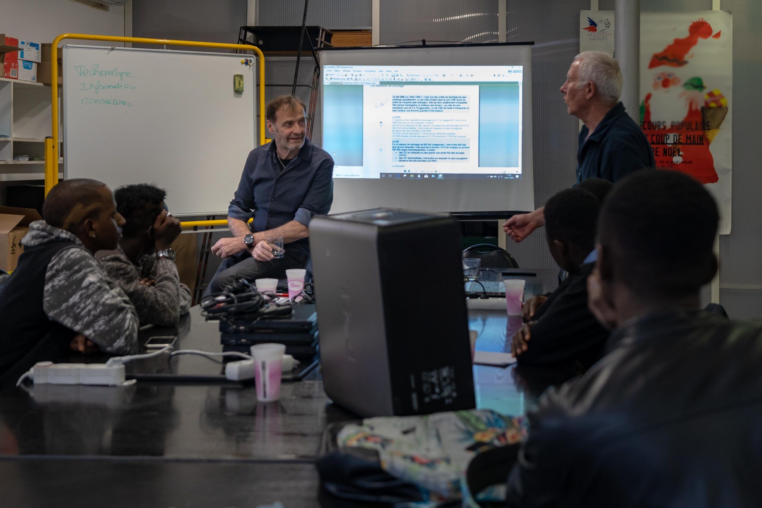 Français, calcul et même informatique. Les adolescents sont avides des savoirs dispensés par les bénévoles.