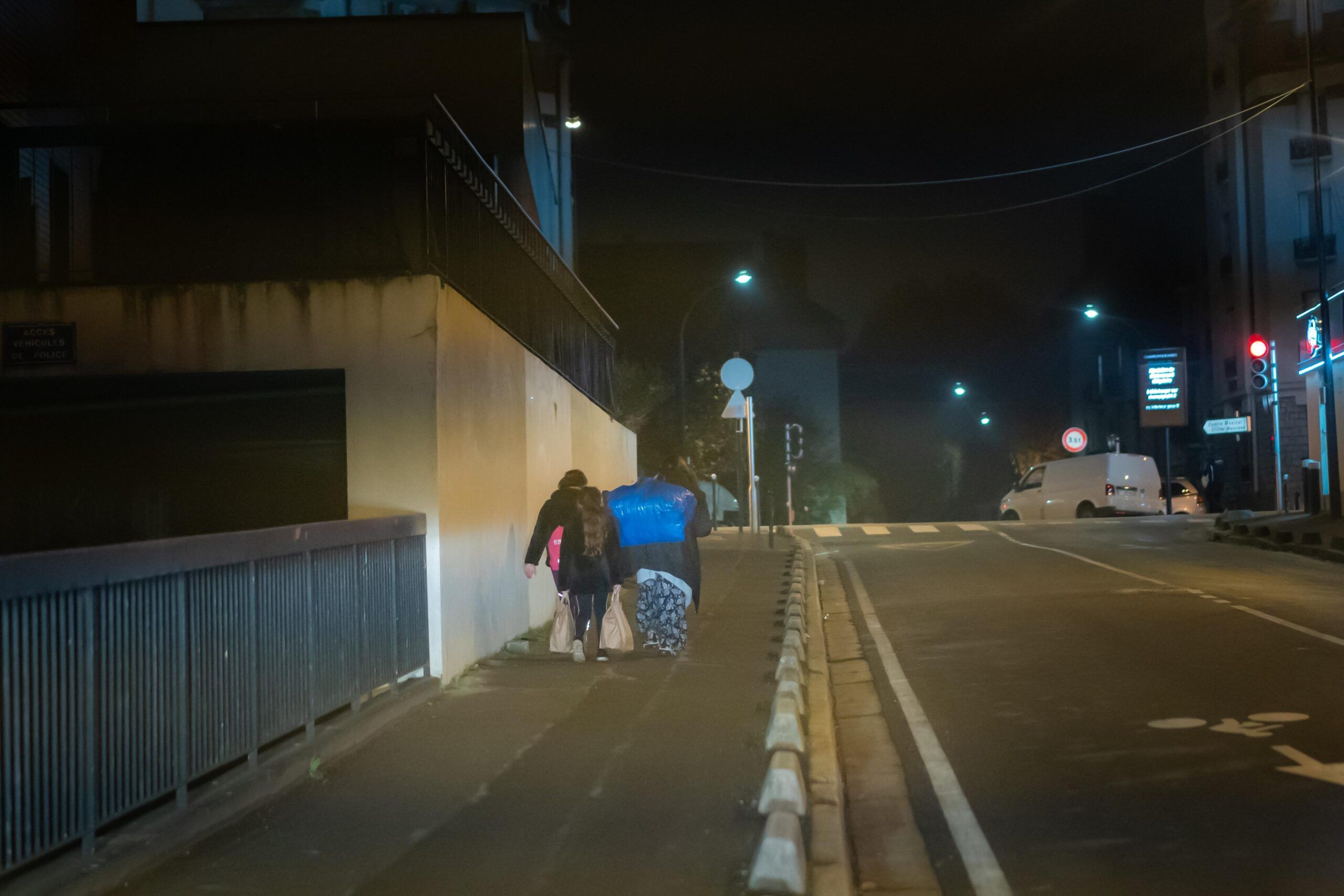Hébergée chez sa soeur, Daniella fait tout pour que ses filles ne manquent de rien. Hébergée chez sa soeur, Daniella fait tout pour que ses filles ne manquent de rien.