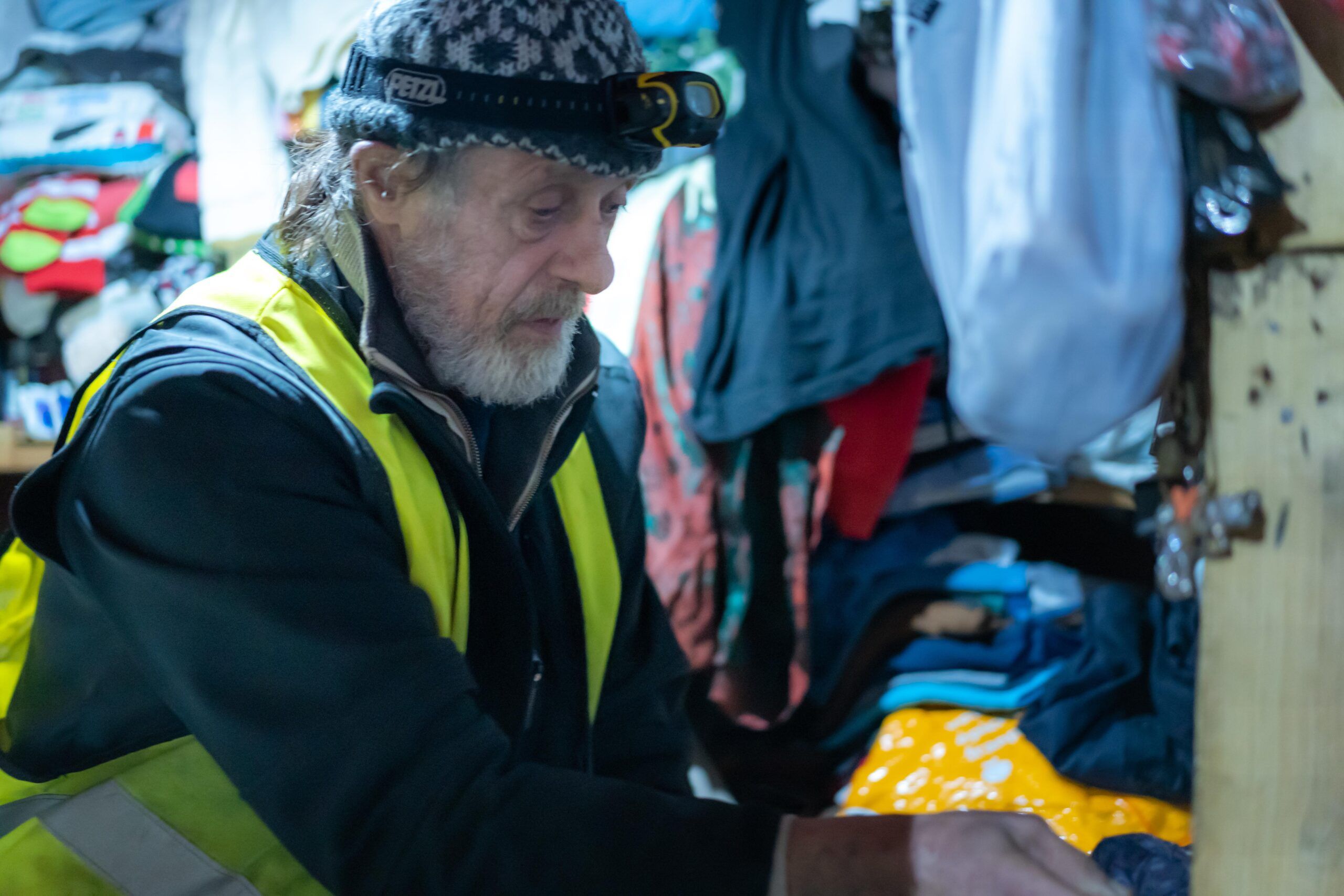 John vit dans une cabane qu'il a construite dans le bois de Vincennes. Il aime beaucoup les conversations avec les bénévoles. John vit dans une cabane qu'il a construite dans le bois de Vincennes. Il aime beaucoup les conversations avec les bénévoles.