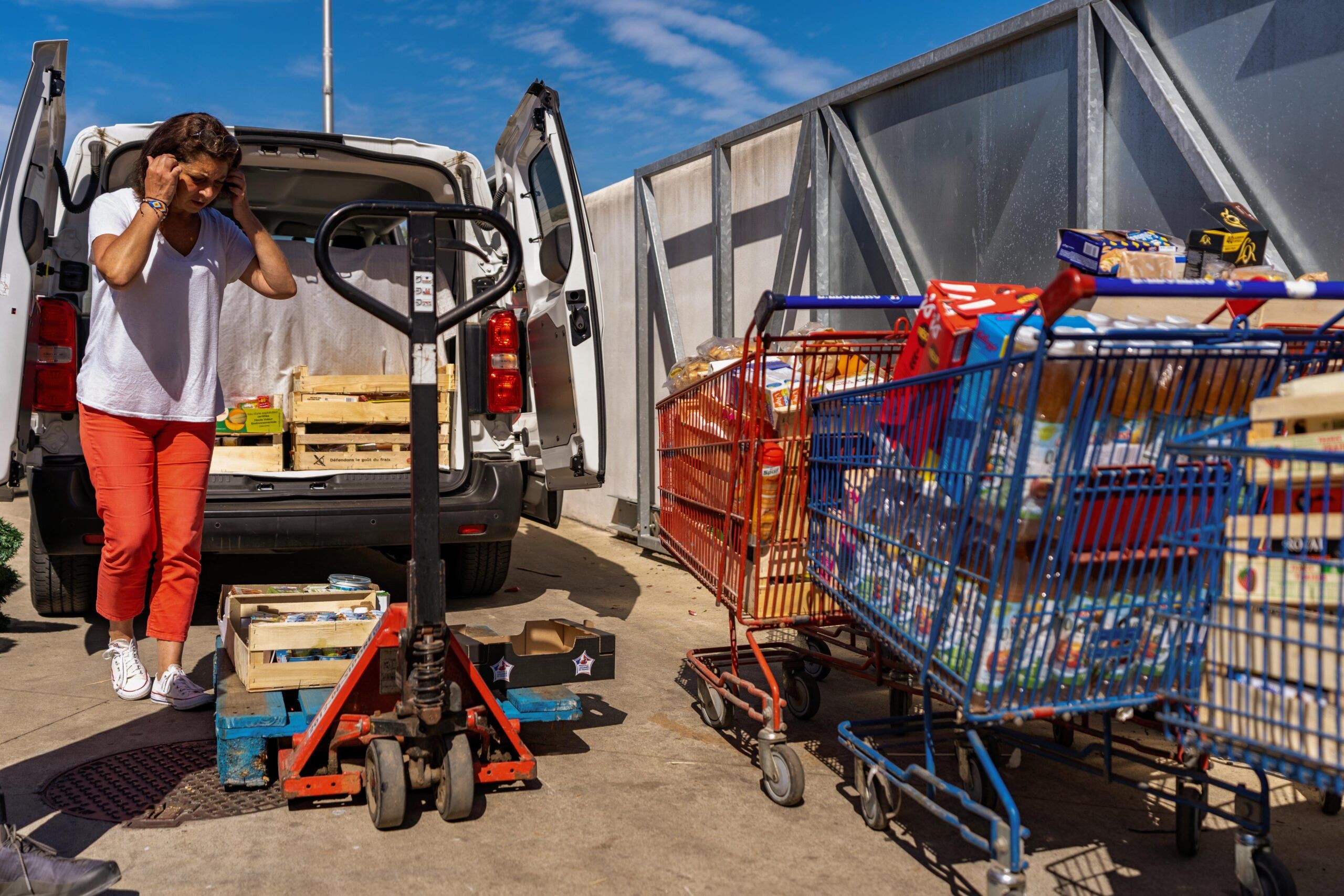 Corinne assure les ramasses de produits frais. Elle fait un premier tri pour mieux garnir les paniers des familles qu'elle va retrouver. Corinne assure les ramasses de produits frais. Elle fait un premier tri pour mieux garnir les paniers des familles qu'elle va retrouver.