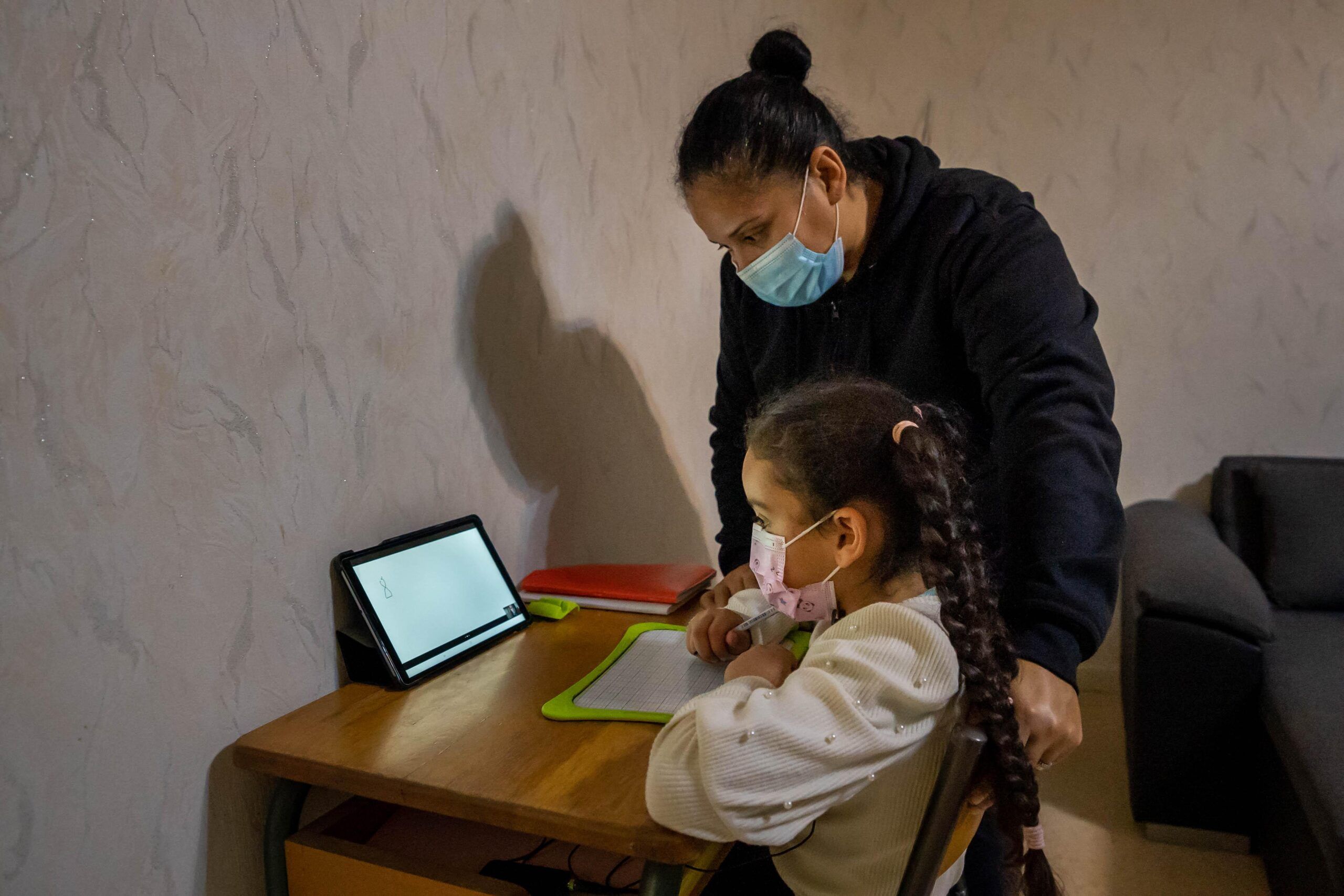 Avce sa maman, Rania écoute les consignes d'Eva une etudiante volontaire pour l'accompagnement scolaire.
A Reims le SPF invente le télé accompagnement scolaire