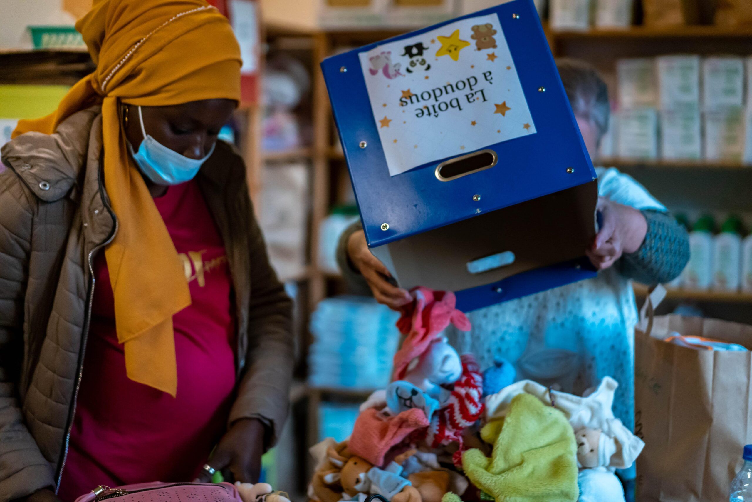 Enceinte de 5 mois, Fagueye se demande comment elle pourra s'occuper de ce petit garçon loin du Sénégal, tout en étudiant et en travaillant pour subvenir à leurs besoins. Enceinte de 5 mois, Fagueye se demande comment elle pourra s'occuper de ce petit garçon loin du Sénégal, tout en étudiant et en travaillant pour subvenir à leurs besoins.