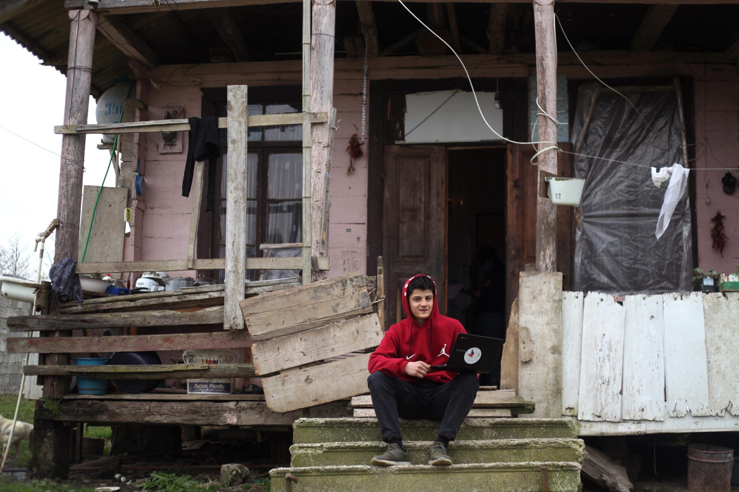 Sur le perron de sa maison, Goderszi vient de recevoir un ordinateur, comme plusieurs lycéens de son village.