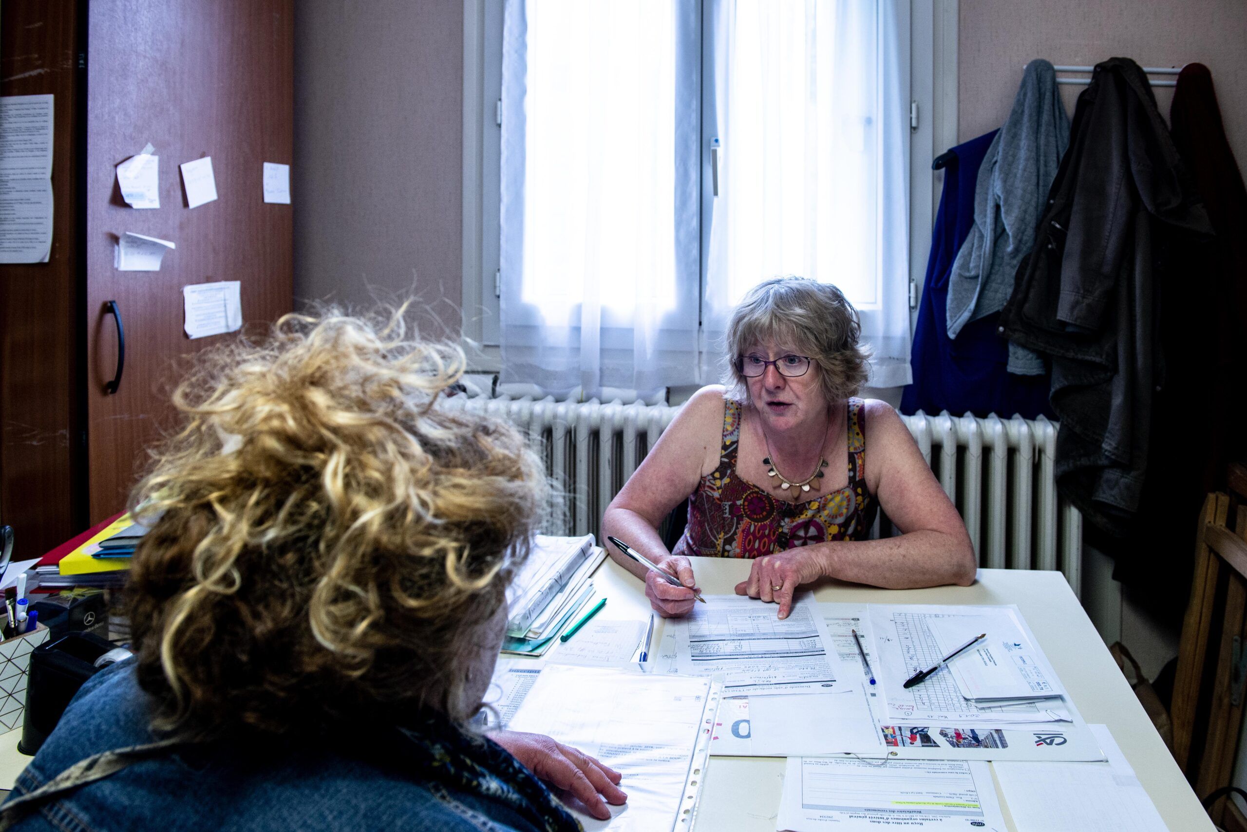 Un tiers des répondants (34 %) arrive juste à boucler son budget (+2 points) et un sur cinq (18 %) est contraint de vivre à découvert (+4 points). 