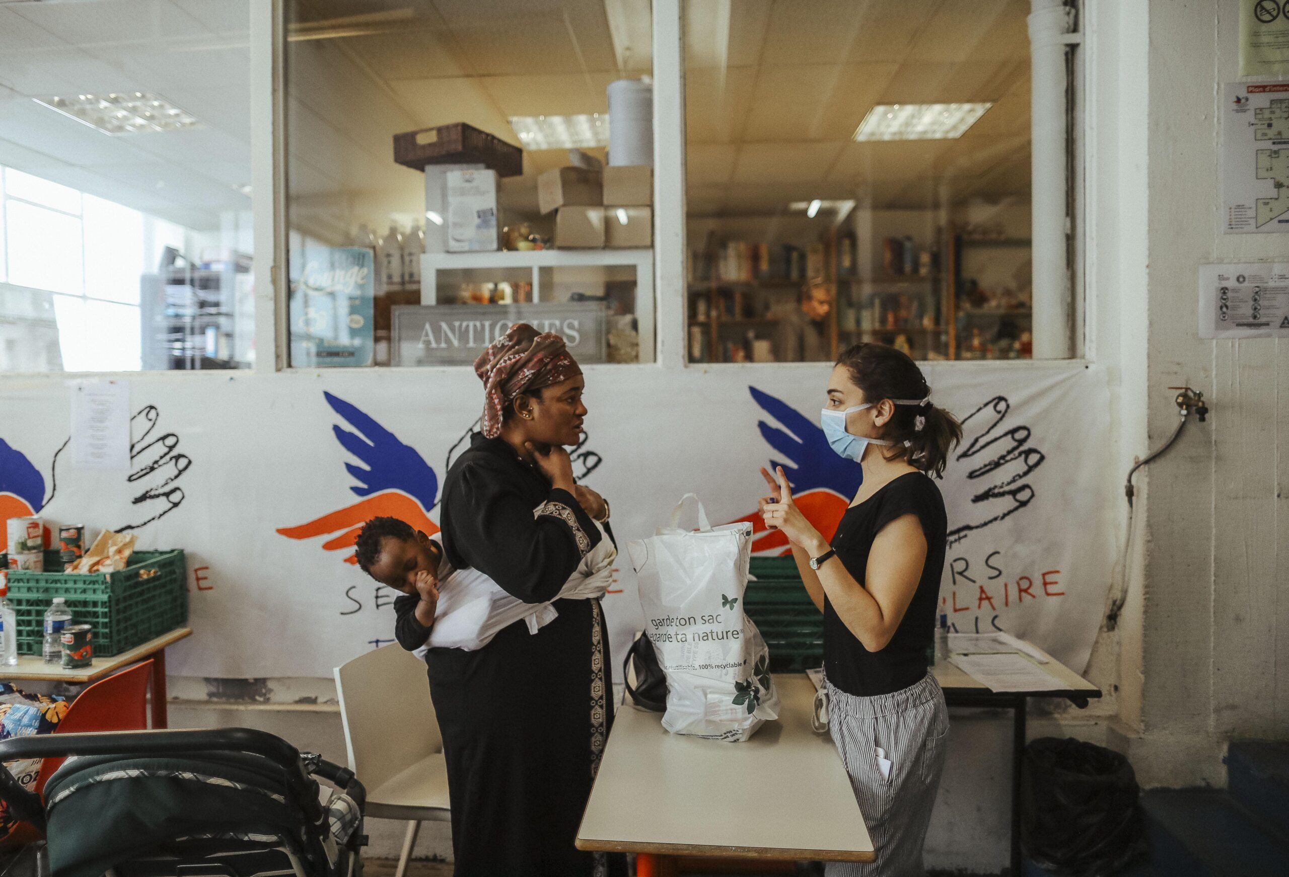 Le Secours populaire se mobilise depuis la mi-mars pour faire face à la vague exceptionnelle de demandes d'aides provenant de millions de personnes fragilisées par la crise sociale liée à l'épidémie de coronavirus. Le Secours populaire se mobilise depuis la mi-mars pour faire face à la vague exceptionnelle de demandes d'aides provenant de millions de personnes fragilisées par la crise sociale liée à l'épidémie de coronavirus.