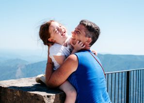 Une femme sert un enfant dans ses bras