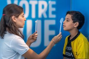 « Le dépistage visuel est très spécifique et nécessite du matériel et des professionnels », souligne Pierre Gerini, président de la Fondation Krys Group. Trois quarts des enfants dépistés par le bus de la vue en 2018 n’avaient jamais consulté d’ophtalmologiste, alors qu’il est recommandé de voir un professionnel entre 2 et 6 ans. « Un problème non diagnostiqué peut entraîner des difficultés scolaires », souligne Jean, bénévole au comité de Saint-Gaudens, qui se souvient d’une collégienne en 4e qui était dans ce cas.