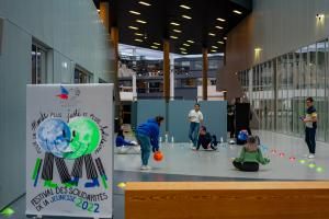 Une partie des ateliers avait pour but de sensibiliser les jeunes aux handicaps, visuels, moteur ou autres. Les jeunes se sont plongés collectivement dans ces ateliers avec la volonté de découvrir et d'échanger.