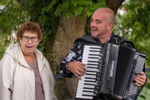 Un accueil en musique pour les cheveux blancs, qui débarquent Chez Gégène.