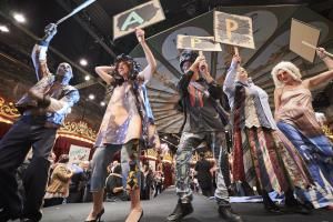 Bénévoles et personnes aidées ont défilé au Musée des arts forains, arborant des créations réalisées à l'aide de vêtements collectés par le Secours populaire.