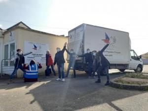 Le bénévolat, c'est aussi partager des moments joyeux avec des hommes et des femmes de tous âges.