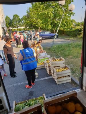 L'antenne de Grigny, dans l'Essonne, a organisé une distribution alimentaire mobile pour les familles et les personnes en détresse. L'antenne de Grigny, dans l'Essonne, a organisé une distribution alimentaire mobile pour les familles et les personnes en détresse.