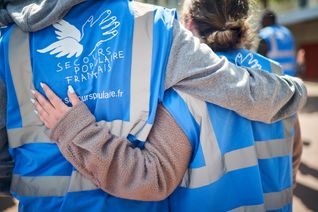 Organisé tous les deux ans depuis 1972, le Festival des solidarités rassemble autour de l'action solidaire plus de 300 jeunes bénévoles du Secours populaire venus de toute la France et de plusieurs associations européennes. L’objectif : permettre à la solidarité de se développer, et aux jeunes de prendre un peu plus de place dans la prise de responsabilité. En novembre 2022 aura lieu le Festival des Solidarités dans l’Essonne. Ce week-end a pour objectif de préparer les ateliers qui auront lieux au festival de cette année. Le samedi est donc consacré aux échanges et à la réflexion autour des ateliers. Le dimanche, les jeunes se rendent sur 3 marchés du Val-de-Marne (Créteil, Saint Maur des Fossés et Champigny-sur-Marne) pour collecter.