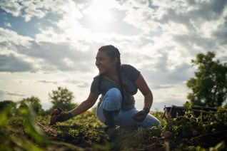 Kasandra, présidente de l'association "La Canista Campesina" récolte des pommes de terre.