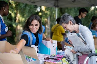 Une bénévole du Secours populaire lors d'une distribution de fournitures scolaires