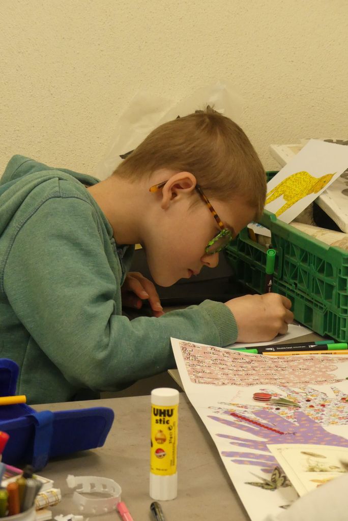 Copain du monde qui dessine pour une oeuvre collective