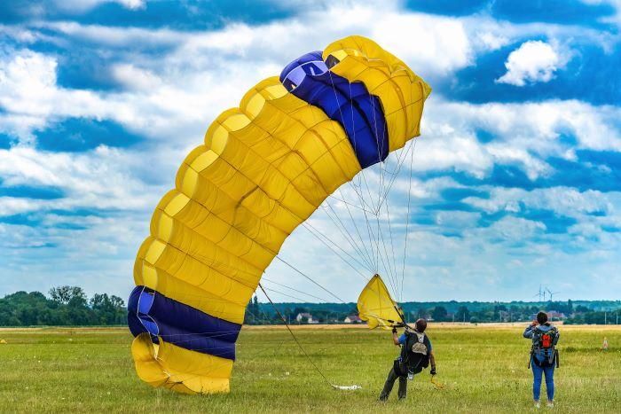 Huit jeunes de 18 à 25 ans, confrontés à la précarité, ont découvert les sensations du saut en parachute, le 12 juin, avec les bénévoles de l’Essonne. Ils se sont entraînés et ont décollé de l’aérodrome de Saint-Florentin (Yonne). Huit jeunes de 18 à 25 ans, confrontés à la précarité, ont découvert les sensations du saut en parachute, le 12 juin, avec les bénévoles de l’Essonne. Ils se sont entraînés et ont décollé de l’aérodrome de Saint-Florentin (Yonne).
