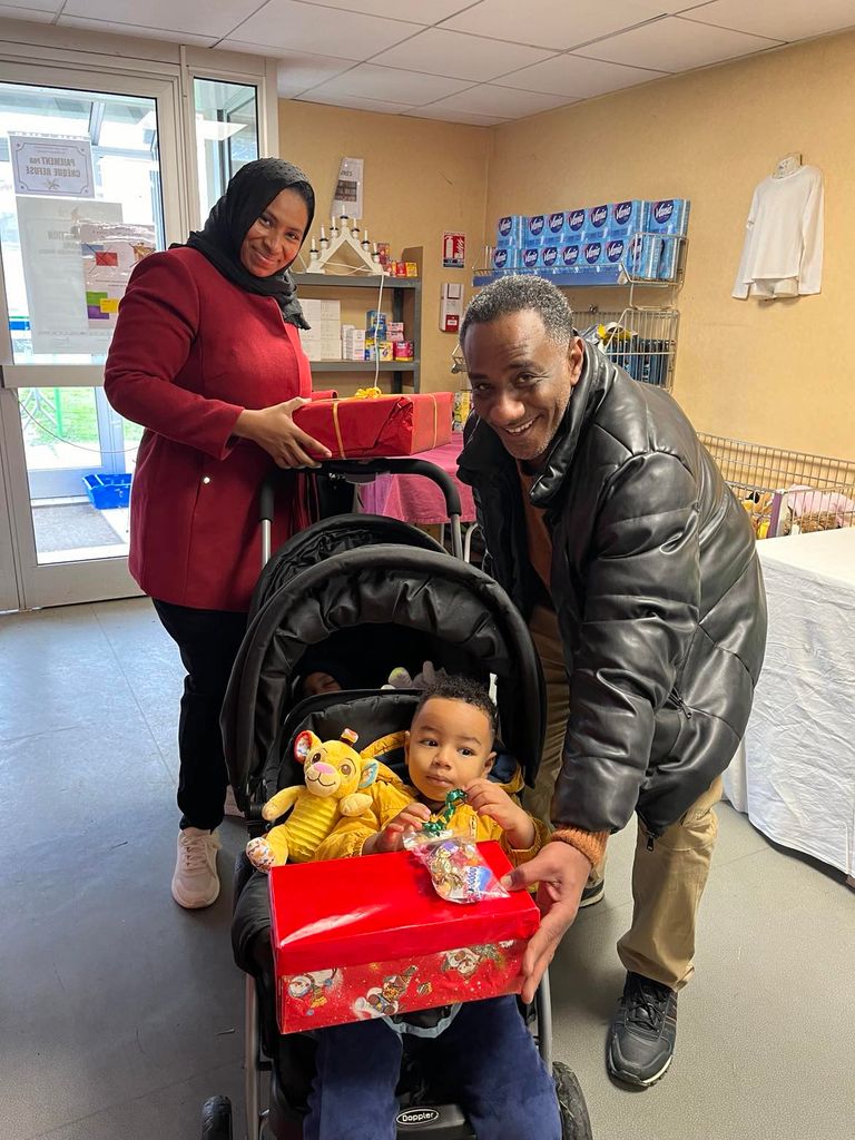 Famille, qui reçoit des boites de noël