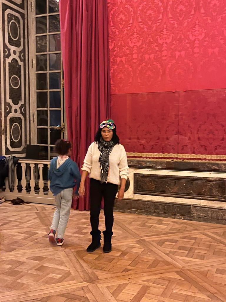 une femme et une petite fille qui s'entrainent pour une danse dans une salle du château