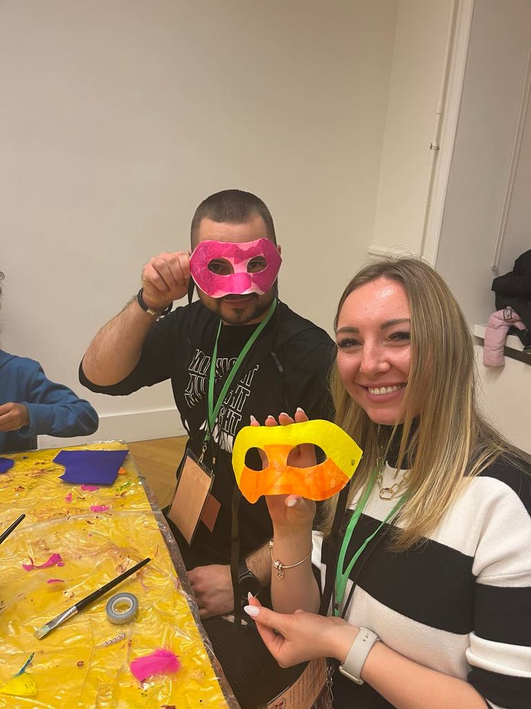 femme et homme qui confectionnent des masques