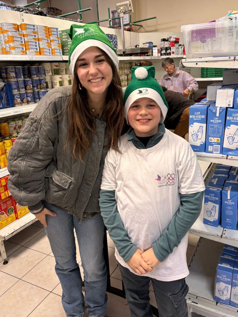 Distribution de cadeaux par les enfants Copain du Monde, Photos : A. Garat / SPF