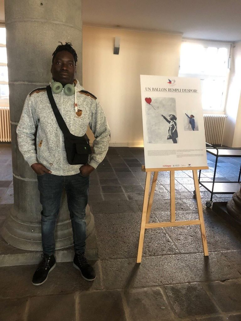 Bafodé, fidèle bénévole lors de l’exposition organisée à la mairie autour de l’exil (exposition lauréate du Prix J’M)