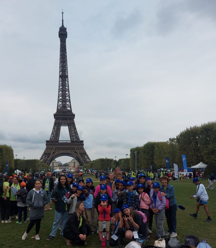 Groupe d'enfants devant la Tour Eiffel