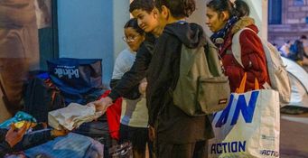 L'équipe de petits maraudeurs apporte du pain et des viennoiseries à de nombreuses personnes sans abri
