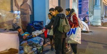 L'équipe de petits maraudeurs apporte du pain et des viennoiseries à de nombreuses personnes sans abri