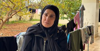 Siham, dans l’école d’Abra où elle a trouvé refuge, après que son quartier à Nabatiyeh a été bombardé. Saïda, mars 2026.