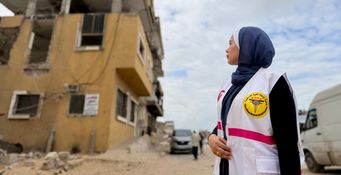 Saba, psychologue pour enfants, devant la clinique de PMRS où elle travaille, dans le quartier de Tel Al-Hawa dans la ville de Gaza. Mai 2026.