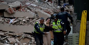 Une victime blessée est évacuée d'un immeuble effondré à la suite d’un des deux séismes survenus dans la région de Caracas le soir du 24 juin 2026.