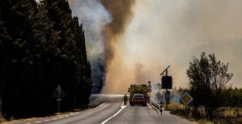 Les pompiers luttent, en ce mois de juillet, contre des incendies "gigantesques" qui ravagent de nombreuses régions du sud de la France.
