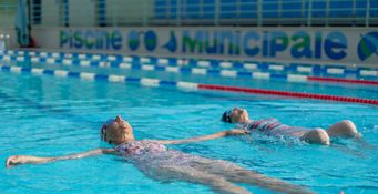 Grâce à la natation, Dominique et Annie pourront accompagner leurs petits-enfants sans crainte à la piscine et tout en profitant de l’eau.