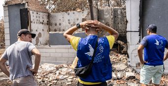 Dans les villages sinistrés, comme ici au Porge, les équipes du Secours populaire vont à la rencontre des personnes dont les vies ont été bouleversées par les incendies. ©Stéphane Duprat / SPF