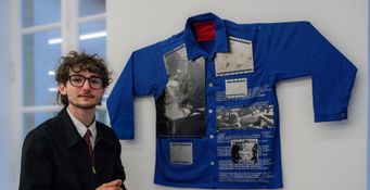 Alexis devant le bleu de travail qu'il a créé pour l'exposition "Mettons une veste à la précarité". Frac de Lorraine, le 15 octobre 2026 à Metz.