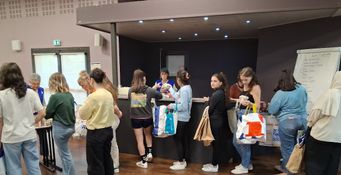 Distribution de colis aux étudiants