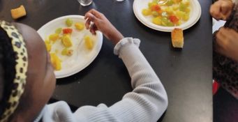 [LOISIRS / CULTURES] Pendant les vacances scolaires, 21 enfants et jeunes ont été invités par le Secours populaire à deux animations : - activités autour de la culture créole avec des jeunes du BUT Carrières Sociales et l'Association Savate DODO : atelier cuisine, danse,... - après-midi cinéma Merci aux bénévoles accompagnateurs et aux jeunes du BUT Carrières Sociales de Guéret pour ces activités autour de l'accès à la culture et aux loisirs.