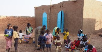 distribution de bouilli enfantine aux enfants de Kinsi