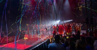 Artistes saluant le public pour la fin du spectacle