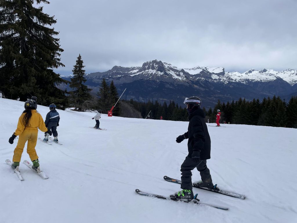Jeunes noiséens durant leur séjour au ski.