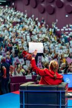 Au congrès, les congressistes tendent leurs mandants pour voter