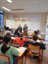 Classe d'élèves de CM2, enseignant et bénévoles