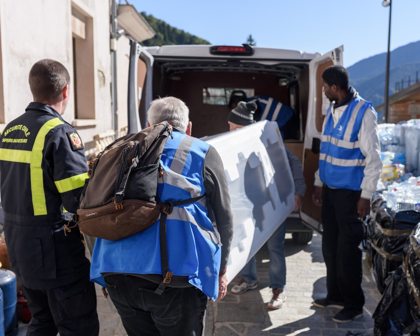 Réception de l'aide matérielle à Saint-Martin-Vésubie. Les bénévoles chargent de l'équipement électroménager.