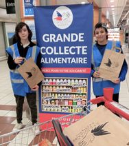 Ganaël et Marwan, deux bénévoles lors de la collecte alimentaire.