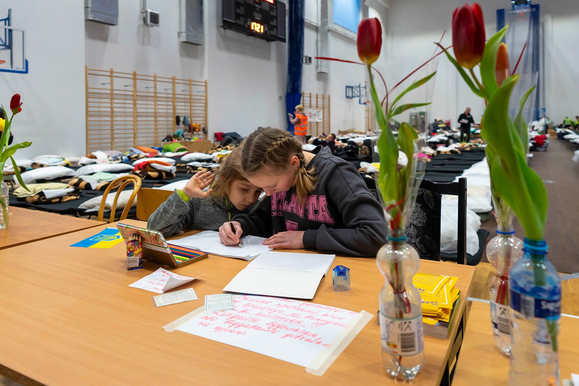 Le gymnase de Przemysl en Pologne a été transformé en centre d’accueil d’urgence pour les réfugiés ukrainiens au printemps 2022. Les bénévoles de notre partenaire PKPS organisent l’accueil et s’assurent de la dignité des lieux.