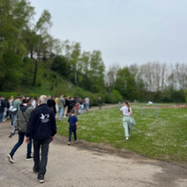 Des enfants courent sur les pelouse pour trouver les oeufs cachés - SPF 14 les Chasses Aux oeufs solidaires