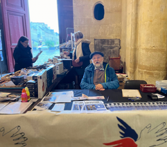 Un artiste exposant à l’exposition des Artistes Solidaires du Secours populaire du Calvados