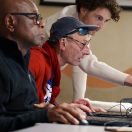 des participants à un atelier numérique sont penchés sur leur écran avec concentration