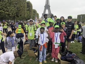 Le groupe des sept enfants de Lannion à Paris avec leurs quatre accompagnateurs et la cheffe de car - JOV de 2025